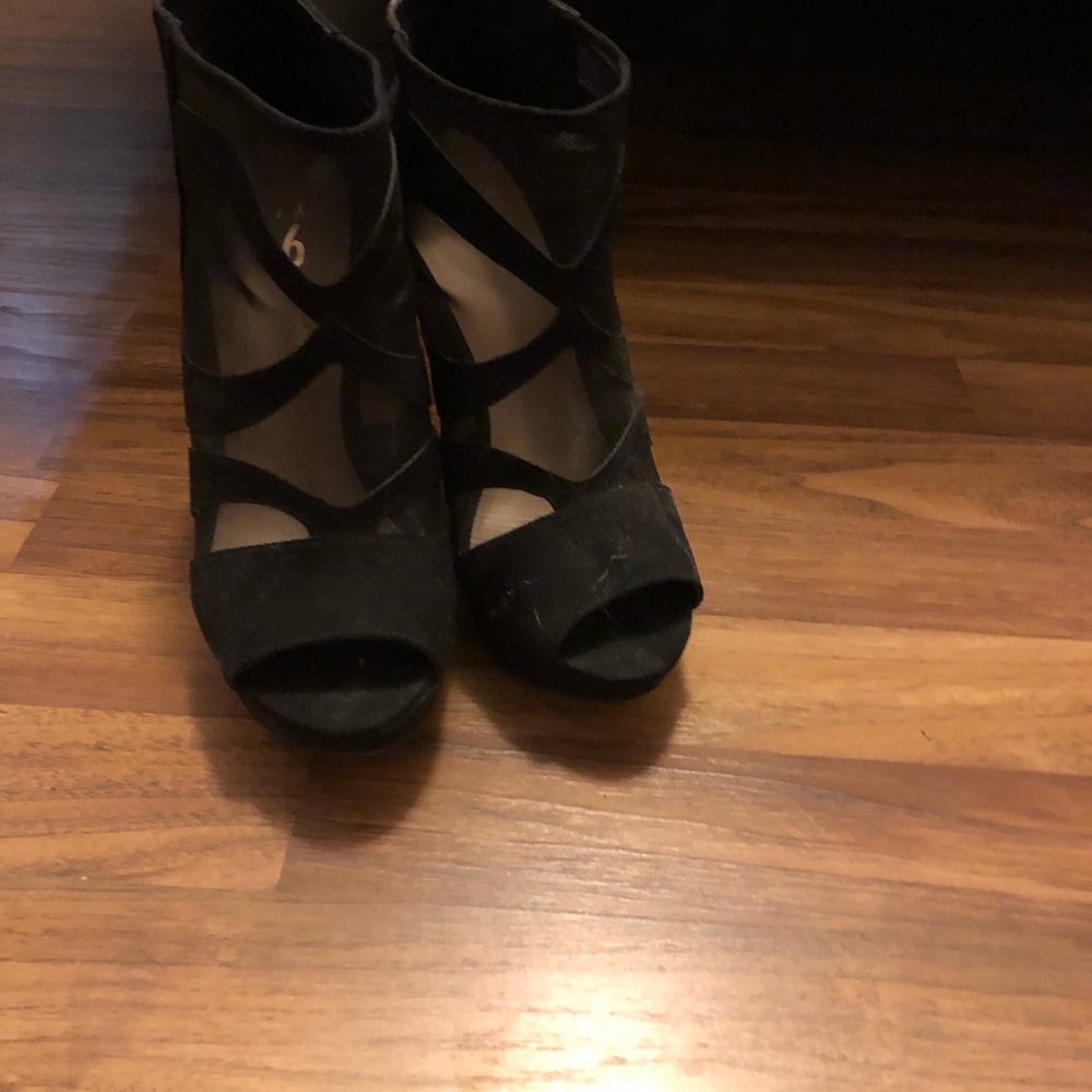 Heels - Picture 2 of 3